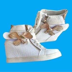 White Lizard Textured PU Leather Golden Eagle Side Zip Platform Sneakers (Sz 10)